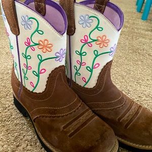 Women’s Ariat fat baby boots.